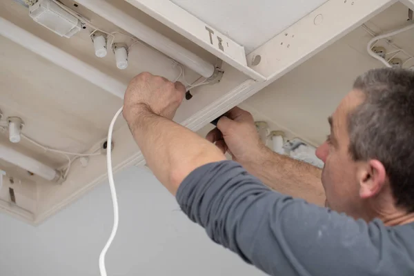 Elke Elektricien Zelfs Met Veel Ervaring Bedraad Voor Elektrische Schokken — Stockfoto