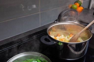 Hafif bembeyaz sebzeler her vejetaryen için en iyi ikramlardır..