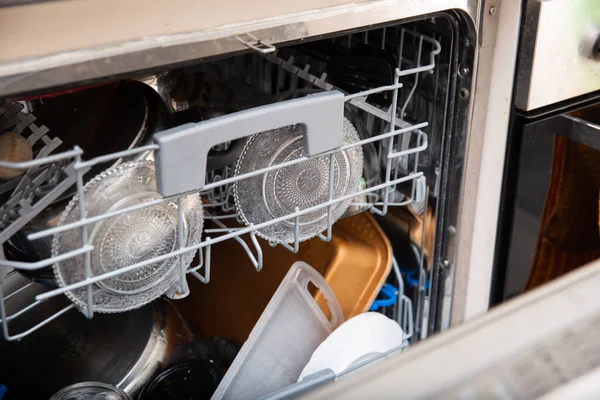 洗碗机是一种能节省时间 电的装置 所有的碗碟都要彻底洗净 — 图库照片