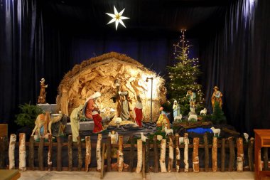 Noel İsa 'nın doğum sahnesi Aralık' ta Advent 'in son haftası için sahnelenir ve genellikle yaklaşık bir ay kalır..