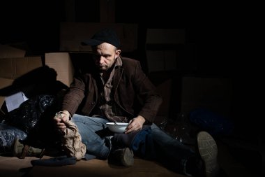 Evsiz kaldığında, sokak kutuları evin olur..