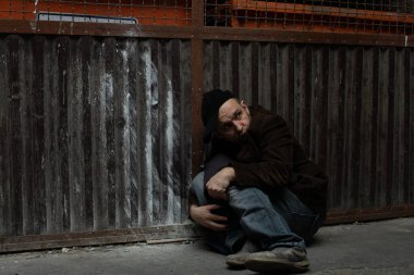 Evsiz kaldığında, sokak kutuları evin olur..
