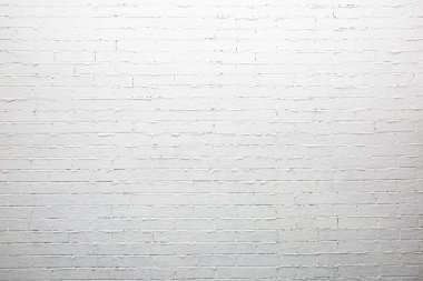 Tuğla beyaza boyanmış ve düzgünce aydınlatılmış. Yapısının ilginç iklimini yansıtıyor..