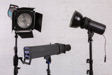 Bir stüdyo flaşı çekim sırasında çok fazla ışık saçar..