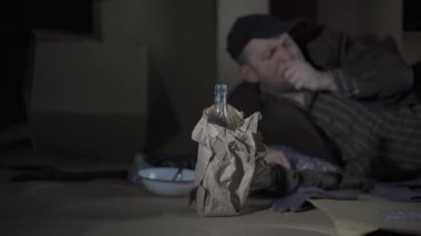Orta yaşlı evsiz bir adam durumu yüzünden alkolik oldu. Evsiz kaldığınızda, sokaktaki kahverengi karton kutular eviniz olur..