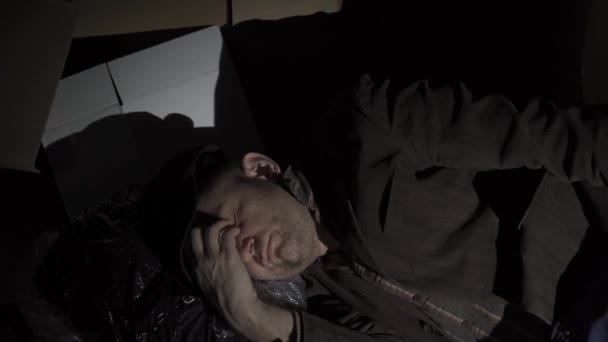 Бездомный Мужчина Средних Лет Спит Картонных Коробках Снаружи Становитесь Бездомными — стоковое видео