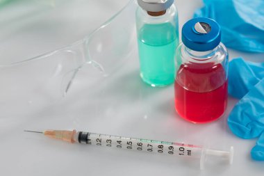 Bulaşıcı hastalıklar laboratuarında yapılan çeşitli deneyler sırasında gözlük ve koruyucu maske iş güvenliğini artırır.