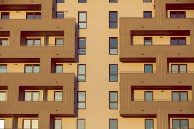 Çetin geometrik şekilli beton kaplamalı balkonlu duvar..