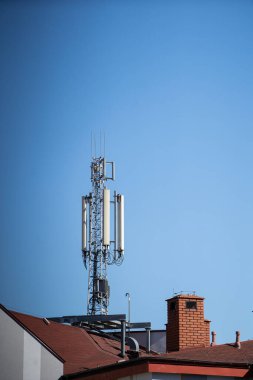 Hücresel ağa ve geniş bant internete adanmış antenler gönderiliyor ve alınıyor.