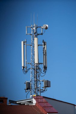 Hücresel ağa ve geniş bant internete adanmış antenler gönderiliyor ve alınıyor.