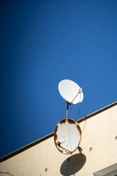 Les Antennes Paraboliques Rondes Sont Des Récepteurs Ondes Électromagnétiques Transmises — Photo