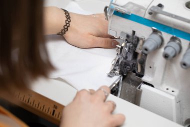 Genç bir kız özel bir dikiş makinesinde dikiş dikmeyi öğrenir..