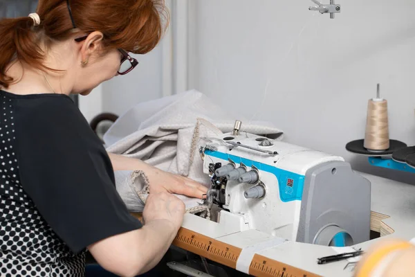 Seamstress Many Years Experience Middle Age Works Quickly Efficiently — Stock Photo, Image