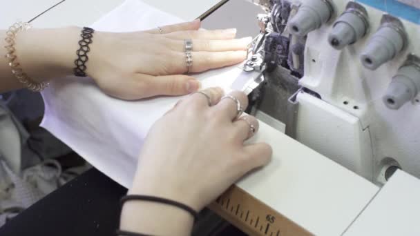 Dans le cadre de la pratique, l'adolescent jette charlatans de tissus sur overlock, qui sont destinés à masques de protection pour l'hôpital .