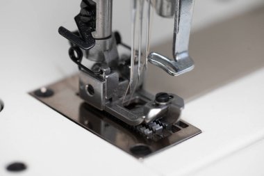 Kumaş için büyük siparişleri olan girişimciler için özel bir dikiş makinesi..