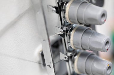 Kumaş için büyük siparişleri olan girişimciler için özel bir dikiş makinesi..