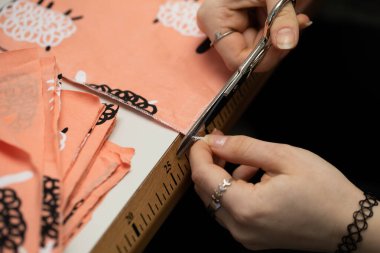 Ek terzilik yüksek el becerisi gerektirir. Muayenehanenin bir parçası olarak, ergen, hastane için koruyucu maskeler olarak tasarlanan kumaş şarlatanlarını kilit altına alır..