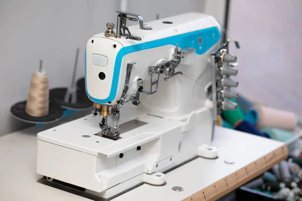 Specjalistyczna Maszyna Szycia Dla Przedsiębiorców Którzy Mają Duże Zamówienia Tkaniny — Zdjęcie stockowe