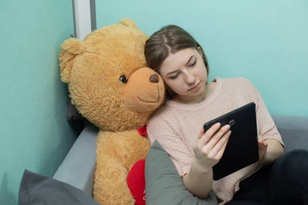 Een Tiener Met Haar Geliefde Pluche Metgezel Probeert Studeren Voor — Stockfoto