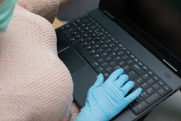 個人感染時には ゴム手袋などの特別な注意が必要です 安全のためのゴム手袋のティーンエイジャーによって使用されるラップトップキーボード — ストック写真