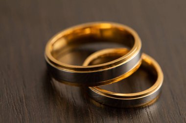 Yeni evliler için yapılan düğün töreninde takılan altın alyanslar. Alyanslar evlilik sözleşmesinin sembolüdür ve genellikle ömrünüzün sonuna kadar taktığınız bir süstür..