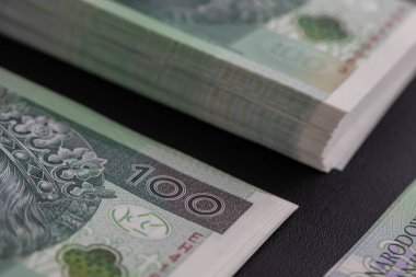 Banknotlar nakit para transferi sırasında bir masanın üstünde yığılı duruyor. Birçok banknot yayıldı ve dağıtılmayı bekleyen yığınlar halinde sıralandı.