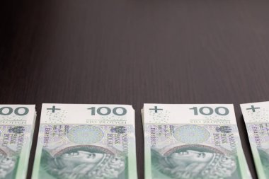 Banknotlar nakit para transferi sırasında bir masanın üstünde yığılı duruyor. Birçok banknot yayıldı ve dağıtılmayı bekleyen yığınlar halinde sıralandı.