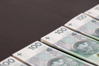 Banknotlar nakit para transferi sırasında bir masanın üstünde yığılı duruyor. Birçok banknot yayıldı ve dağıtılmayı bekleyen yığınlar halinde sıralandı.