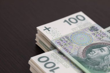 Banknotlar nakit para transferi sırasında bir masanın üstünde yığılı duruyor. Birçok banknot yayıldı ve dağıtılmayı bekleyen yığınlar halinde sıralandı.