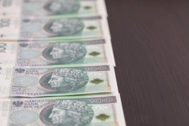 Banknotlar nakit para transferi sırasında bir masanın üstünde yığılı duruyor. Birçok banknot yayıldı ve dağıtılmayı bekleyen yığınlar halinde sıralandı.