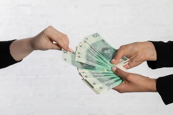 Zoom Pueden Ver Manos Femeninas Llenas Billetes Mientras Intercambian Efectivo — Foto de Stock