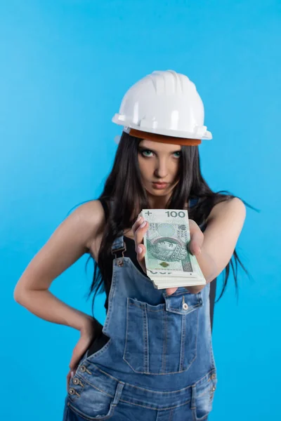 Una Joven Trabajadora Construcción Esconde Grueso Paquete Billetes Sus Pantalones — Foto de Stock