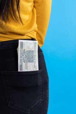 Arka cebindeki bir para dosyası mali zenginliğin işaretidir. Kadının cebinde 100 Polonya zloti banknotundan oluşan bir deste var..