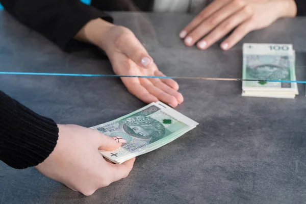 Uma Posição Bancária Funcionário Aceita Grandes Somas Dinheiro Uma Jovem — Fotografia de Stock