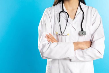 Genç bayan doktor sıradaki hastayı bekliyor..