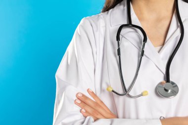 Genç bayan doktor sıradaki hastayı bekliyor..