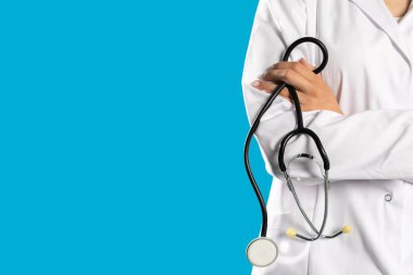 Genç bayan doktor sıradaki hastayı bekliyor..