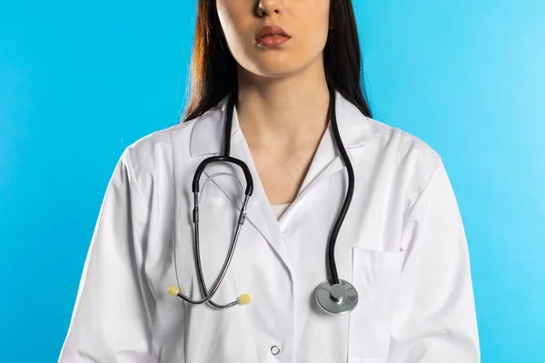 Stetoscopio Sullo Sfondo Della Silhouette Medico Vestito Con Cappotto Ospedaliero — Foto Stock