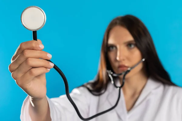 Examen Del Estetoscopio Por Una Joven Una Clínica Ambulatoria Neumología —  Fotos de Stock