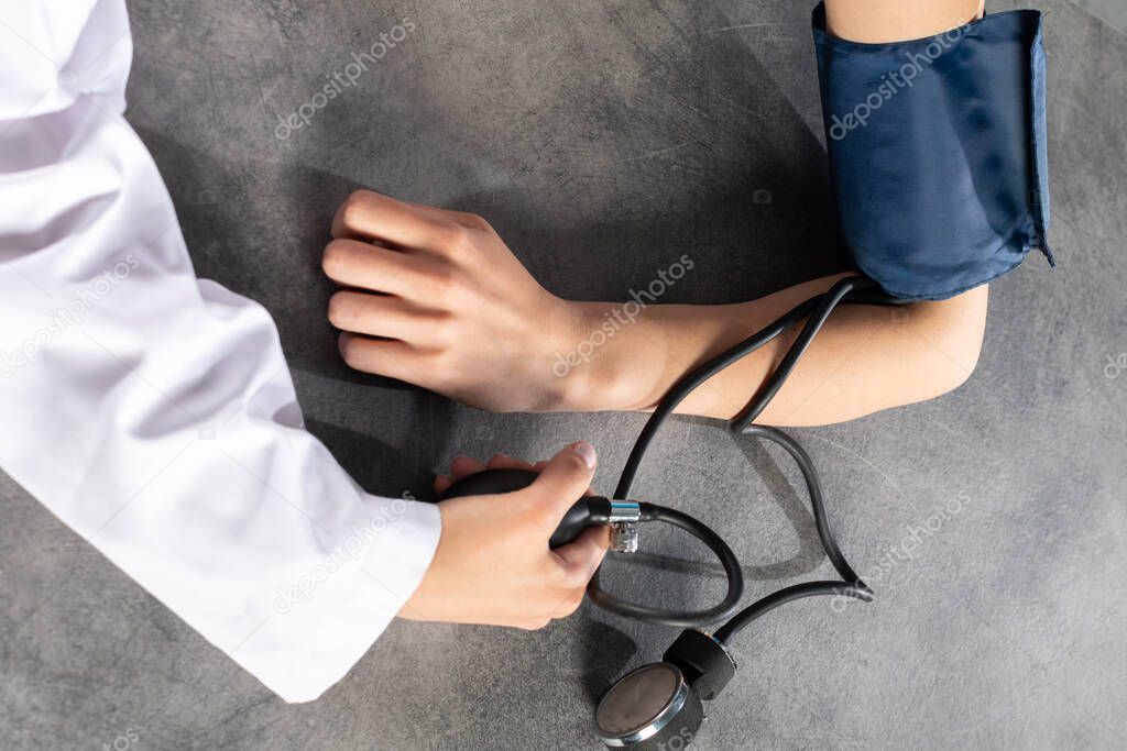 Checking the pressure of a doctor during a visit to the doctor's office.