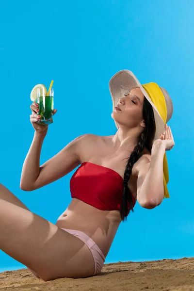 Durante Verão Quente Adolescente Com Chapéu Cabeça Segura Uma Bebida — Fotografia de Stock