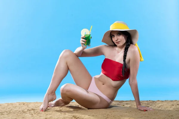 Durante Verão Quente Adolescente Com Chapéu Cabeça Segura Uma Bebida — Fotografia de Stock