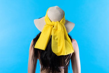 Sıcak yaz boyunca kafasında büyük bir plaj şapkası.