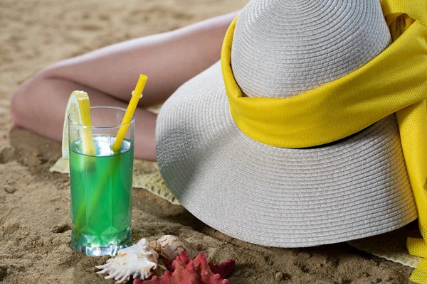 Podczas Opalania Się Plaży Nastolatek Pije Zimny Napój Alkoholowy — Zdjęcie stockowe