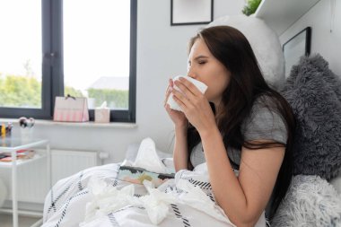 Soğuk algınlığı sırasında kronik öksürük dokuları kullanmaya zorlar..