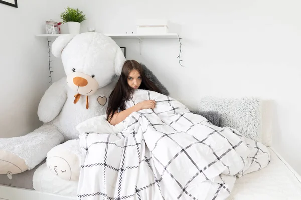 Молода Дівчина Лежить Хворий Вдома Ліжку Під Час Хвороби — стокове фото
