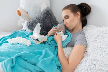 Genç kız sağlığına daha çabuk kavuşmak için özel bir şifalı bitki karışımı içiyor..