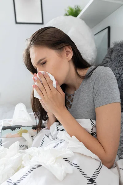 Resfriado Severo Que Causa Dolor Cabeza Necesidad Limpiarse Constantemente Nariz — Foto de Stock