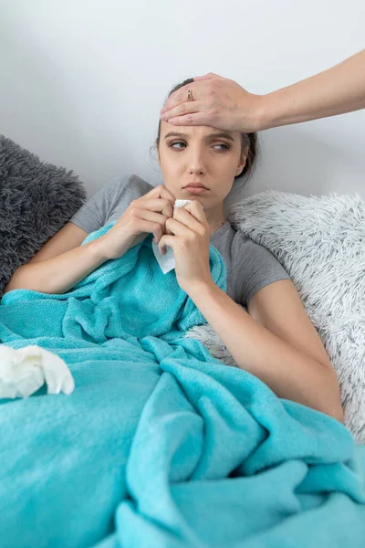 Mãe Verifica Cuidadosamente Febre Filha Tocando Testa Com Mão — Fotografia de Stock
