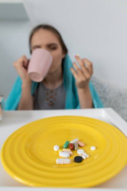 Kronik hastalık ve yüksek vücut ısısı sırasında yutulacak haplar ve vitaminler..